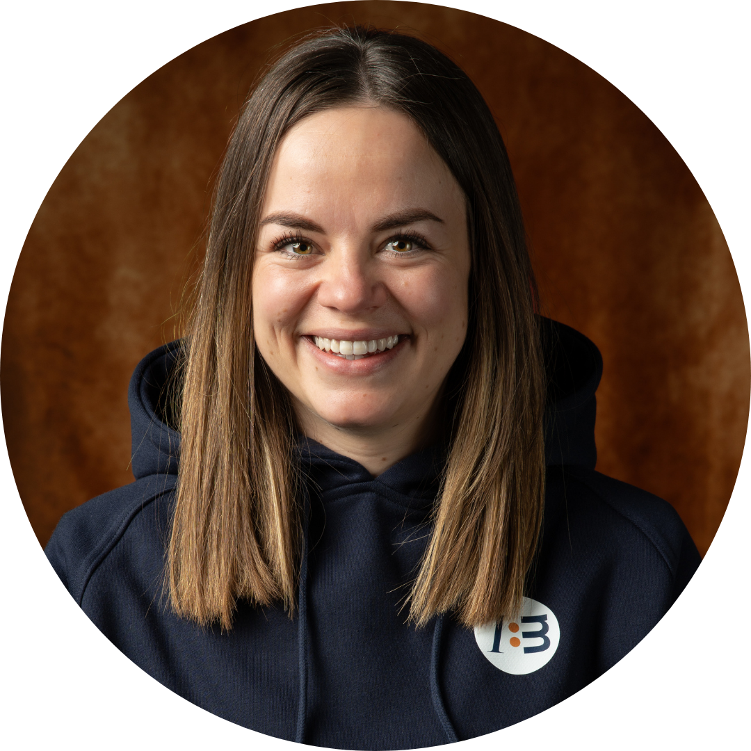 Frau mit braunen Haaren im Navy Hoodie.
