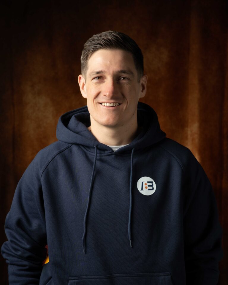 Igel Marketing Hoodie mit Logo vor Hintergrund.